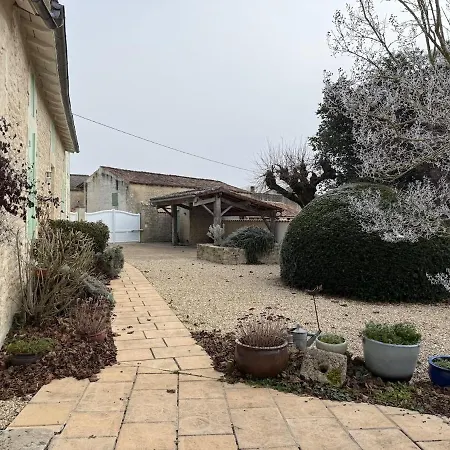 Holiday home Les Portes D'aulnay De Saintonge